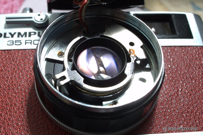 oly_35_rc_front_lens_3.jpg - Here is the coupling ring lifting out.