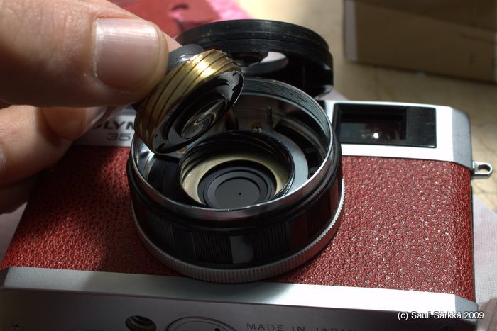 oly_35_rc_front_lens_5.jpg - This is how it lifts out.
