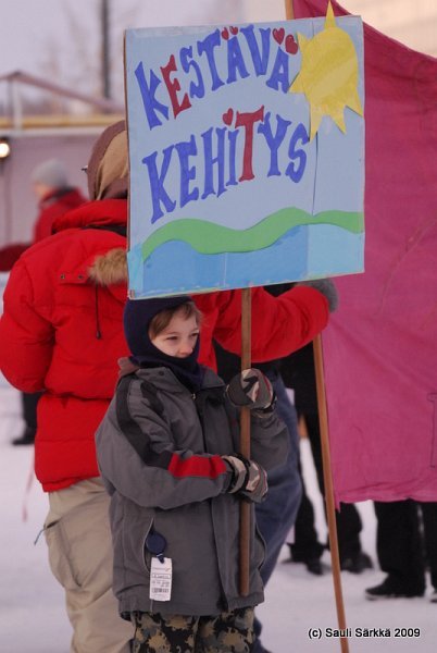 DSC_6841.JPG - Lapsikin erottaa kest�v�n kehityksen kest�m�tt�m�st�.24.1.2009 Oulu, Finland: A really against nuclear power.
