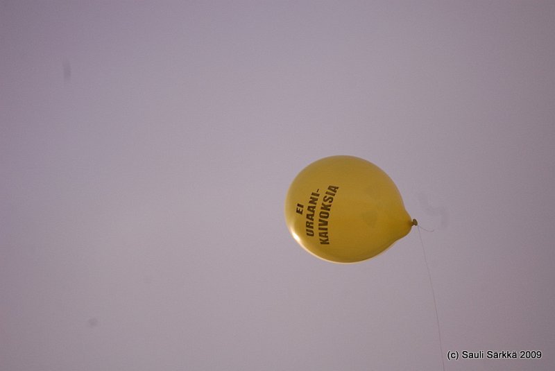 DSC_7009.JPG - Luonnon yst�v�t eiv�t onneksi roskaa.24.1.2009 Oulu, Finland: A really against nuclear power.