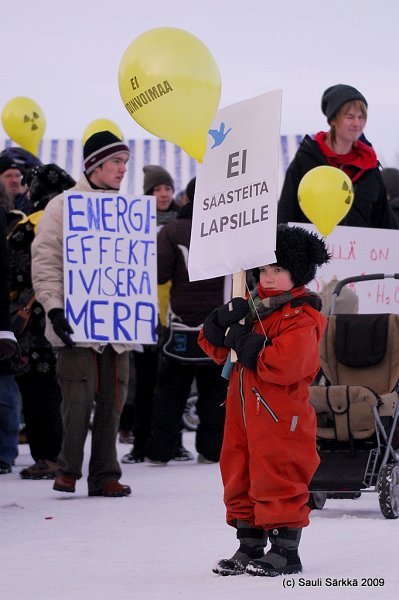 DSC_7077.JPG - 24.1.2009 Oulu, Finland: A really against nuclear power.