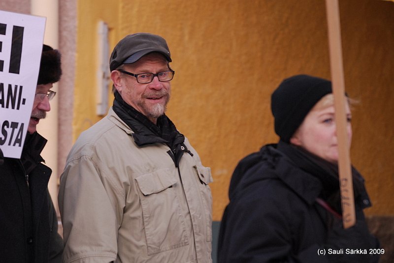 DSC_7289.JPG - 24.1.2009 Oulu, Finland: A really against nuclear power.