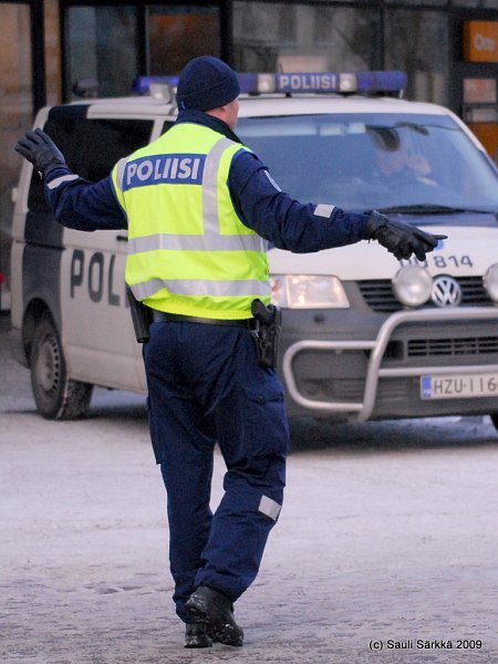 DSC_7424.JPG - Poliisin tanssiliikkeit�..?24.1.2009 Oulu, Finland: A really against nuclear power.