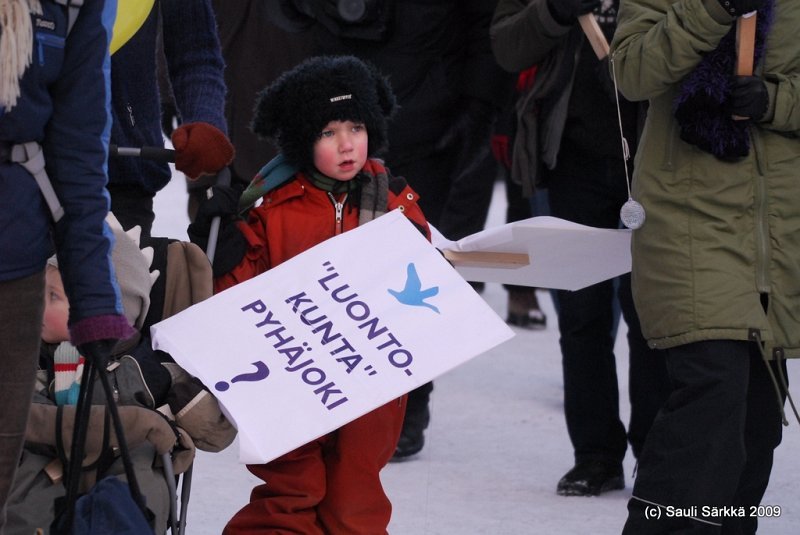 DSC_7511b.JPG - Ihmettelev� lapsi.24.1.2009 Oulu, Finland: A really against nuclear power.